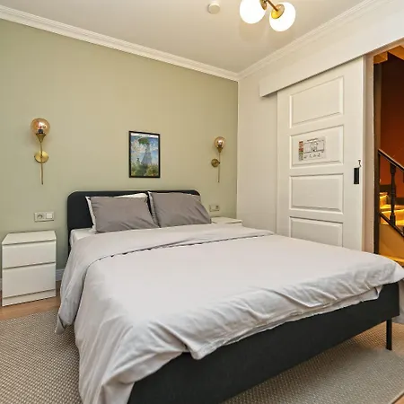 Family 4 Bedrooms House Stylish & New *